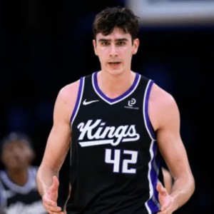 188入口-雷诺首发出战22分钟，5投2中得到4分8篮板5助攻1抢断