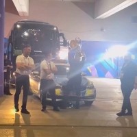 气氛搞起来！巴黎总监坎波斯举着奖杯跳舞，亲自将奖杯送上大巴